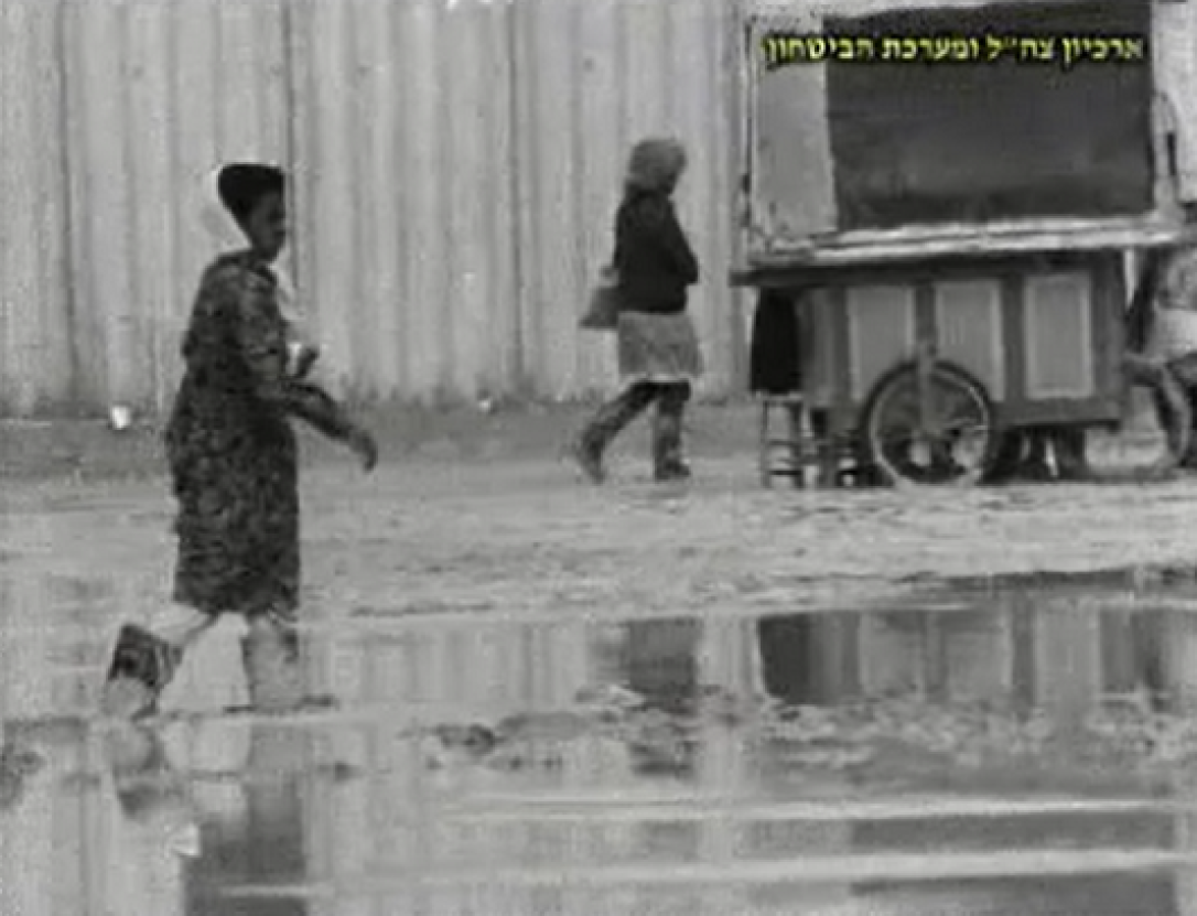 مخيم موحل للاجئين. لقطة من الأفلام التي نهبها الجيش الإسرائيلي في بيروت في الثمانينيات.