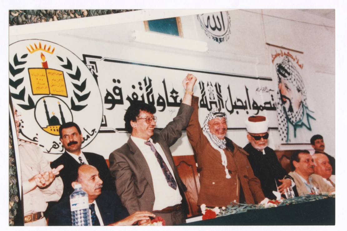 سميح القاسم وياسر عرفات في مؤتمر بغزة عام 1995. من ألبوم وطن محمد سميح القاسم. © المتحف الفلسطيني