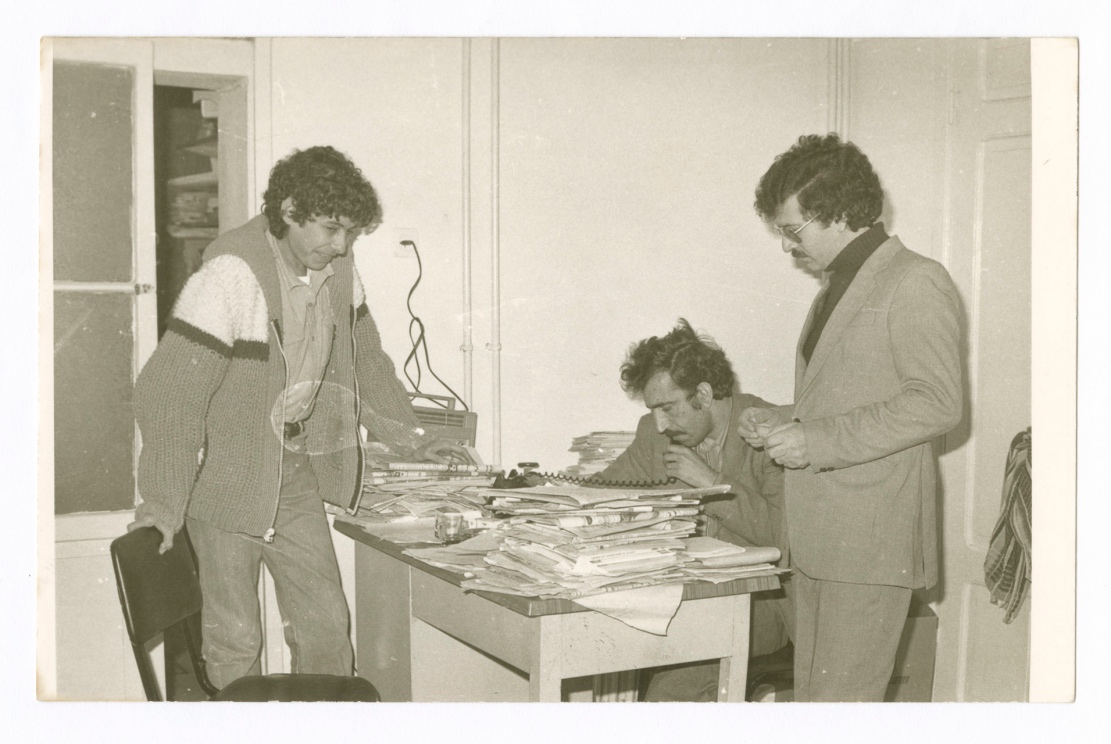 سميح القاسم في مكتب جريدة الاتحاد في حيفا. 1970-1975. من ألبوم وطن محمد سميح القاسم. © المتحف الفلسطيني