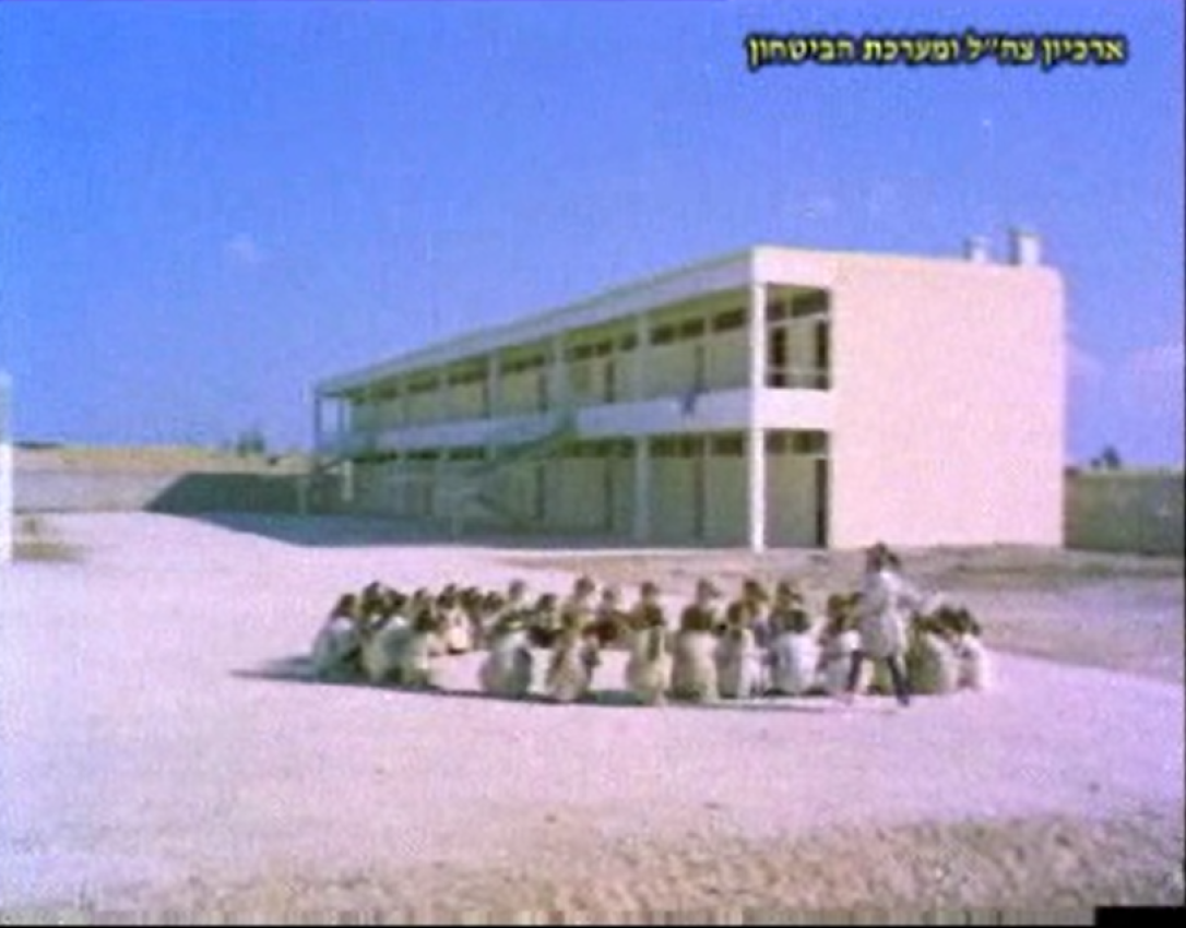 مدرسة في مخيم للاجئين. لقطة من الأفلام التي نهبها الجيش الإسرائيلي في بيروت في الثمانينيات.